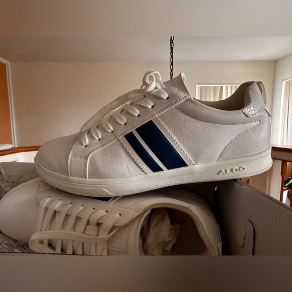 Aldo's white sneakers - Picture 4 of 4